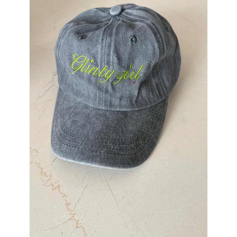 Set Lip Oil Glossy + Gorra Tejida Algodón Glinty Girl Club Gris Unisex